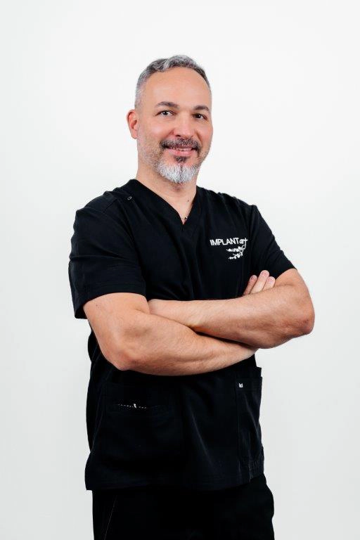 Na zdjęciu: dr Piotr Stępień - lek. stomatolog, chirurg implantolog, specjalista chirurgii stomatologicznej, implantolog, protetyk