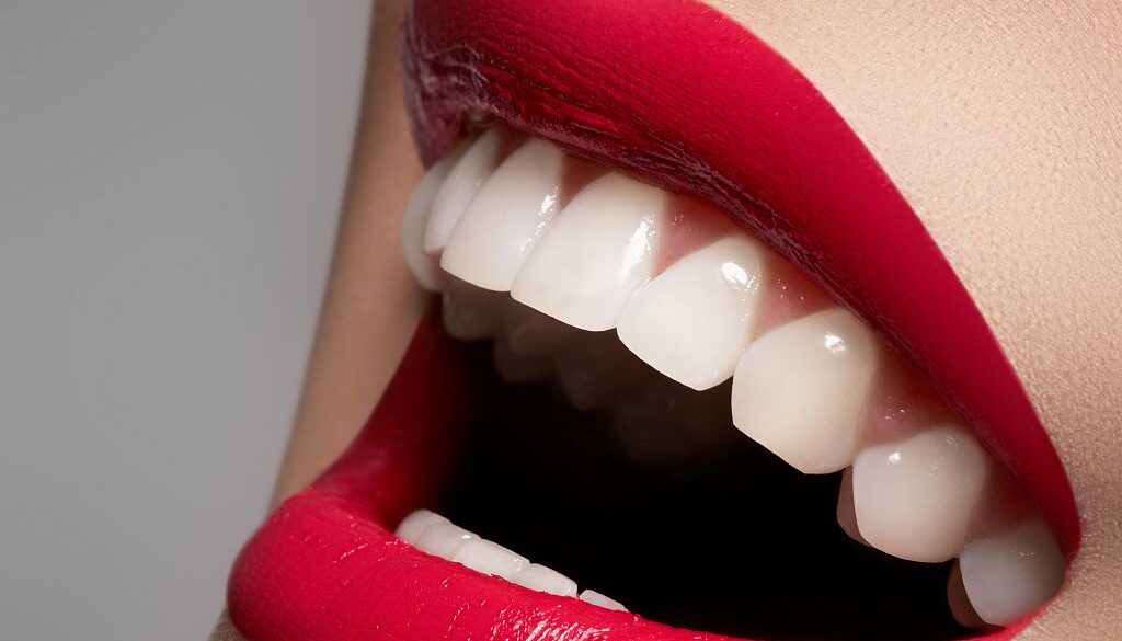 Licówki a diastema.Czy mogą zamknąć szpary między zębami?